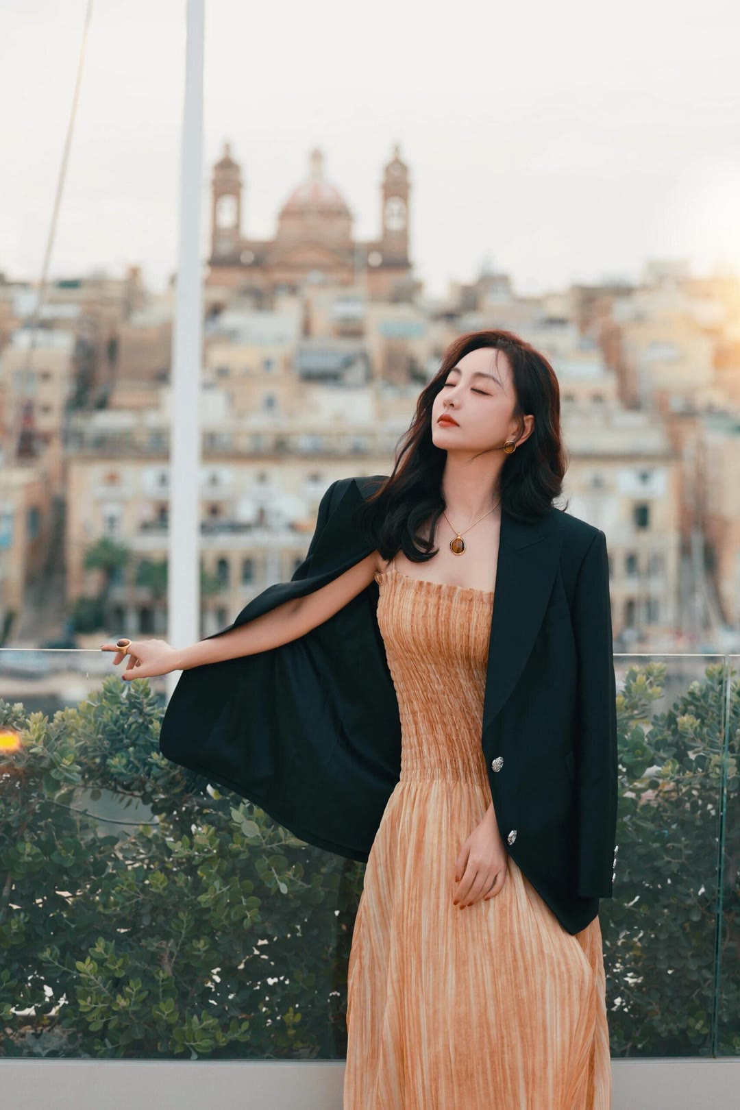 杨蓉穿雾霾蓝纱裙，短发造型温柔又惊艳