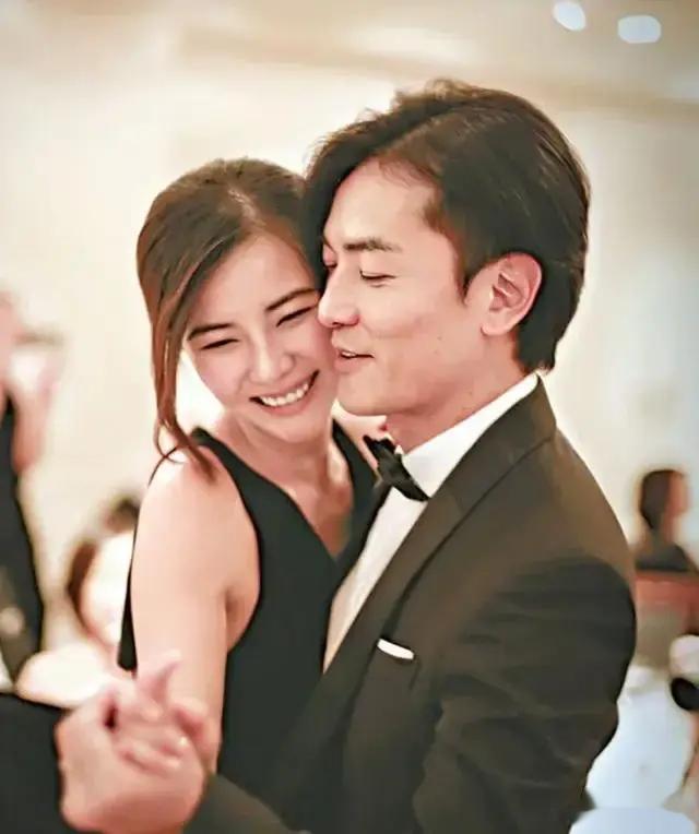 郑伊健现身美国中餐店，万年不变的发型，老婆蒙嘉慧陪他，很幸福