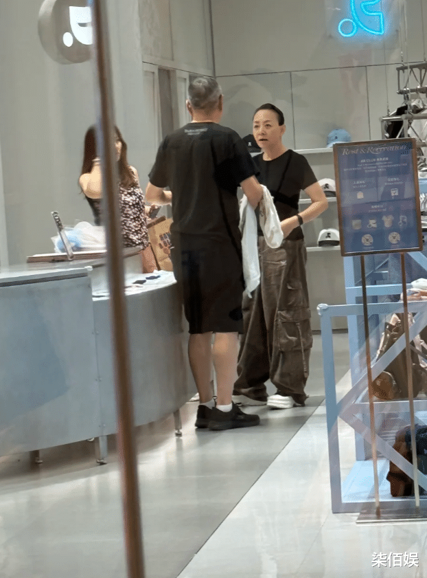 宋丹丹和儿子一家逛街,与小22岁儿媳穿同款好年轻,婆媳像同龄人