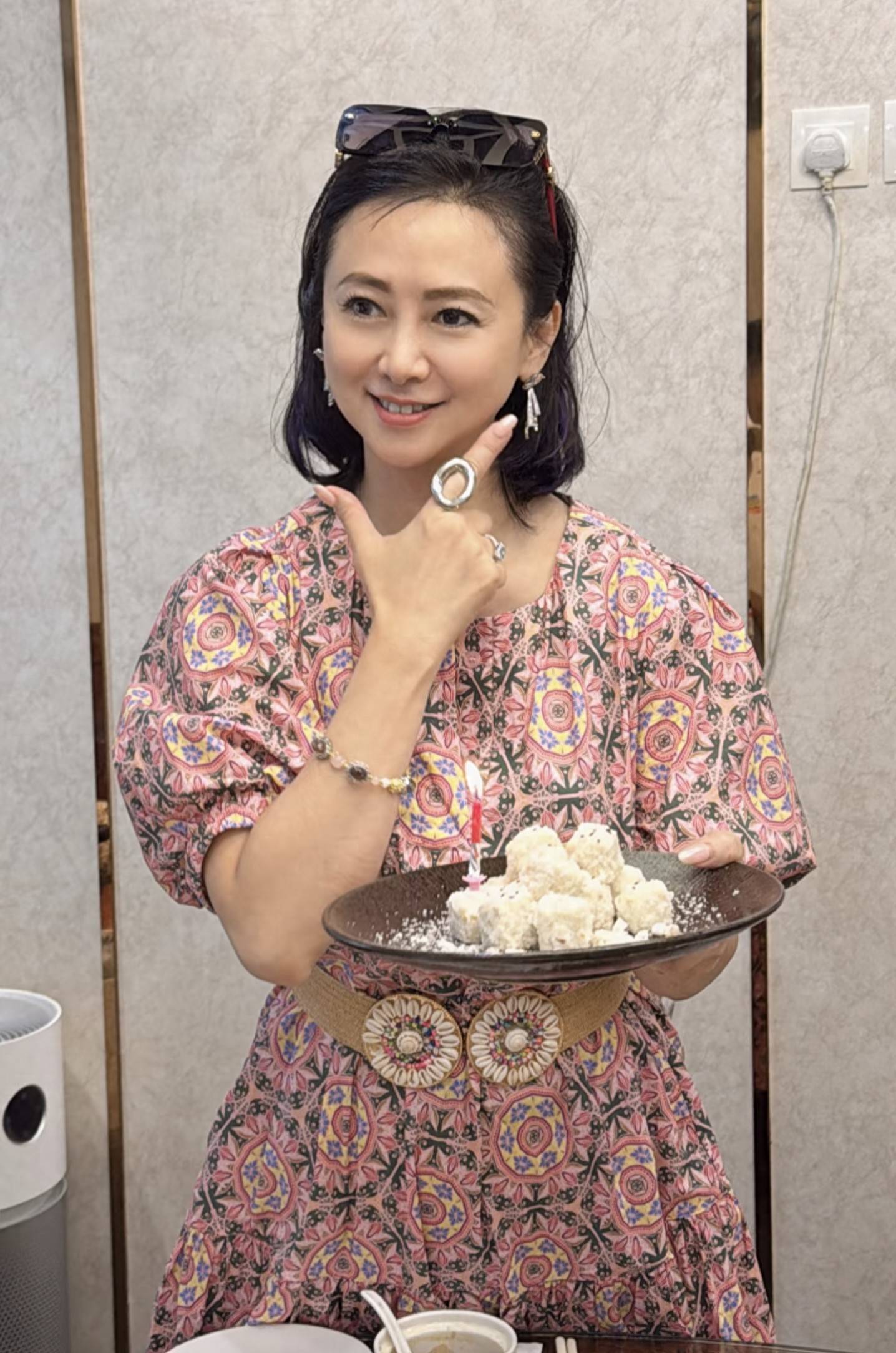 一婚嫁美国富豪被扫地出门，现二婚丈夫带娃和她分居，她却很幸福