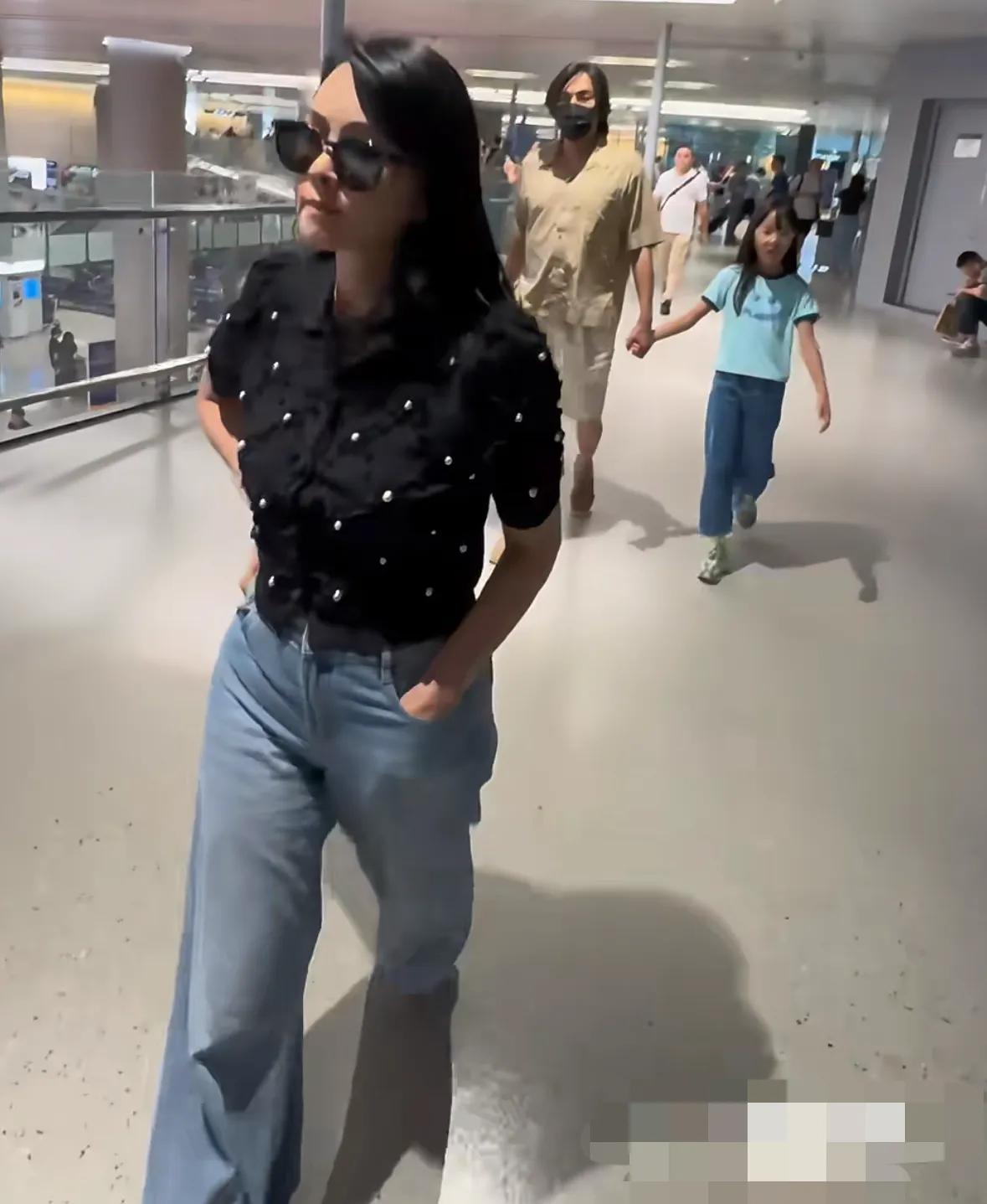 秦昊伊能静一家现身机场,秦昊大腹便便小腿纤细,伊能静十分高冷