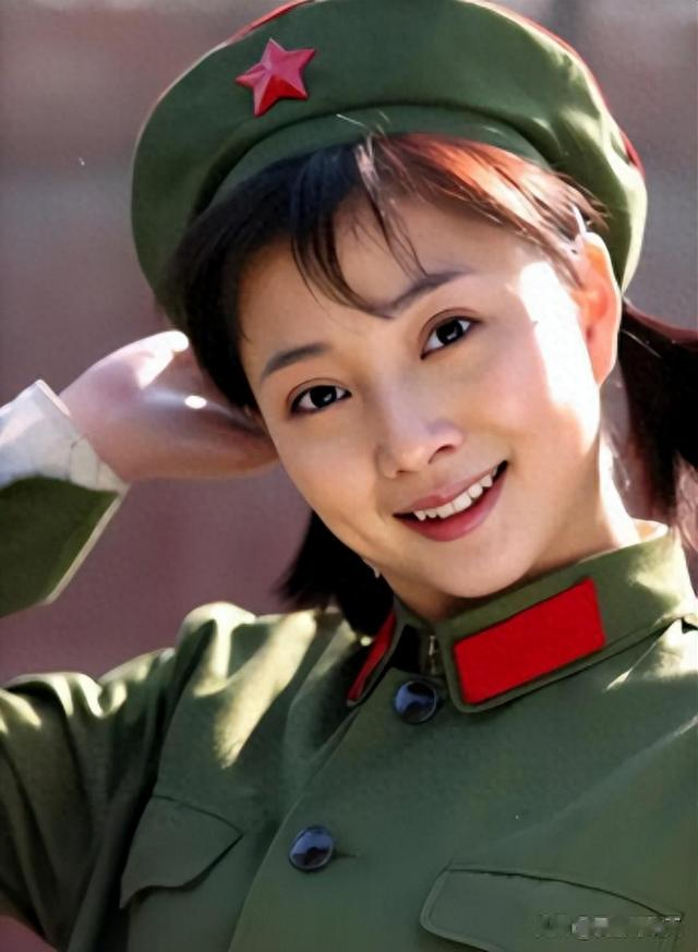 45岁樱桃深夜和男友回家,穿的很随意,手搭男友肩上,像个小女人