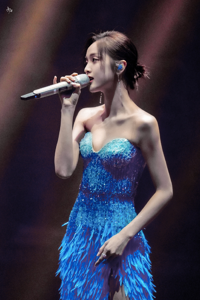 吴宣仪 线条优美，身姿曼妙