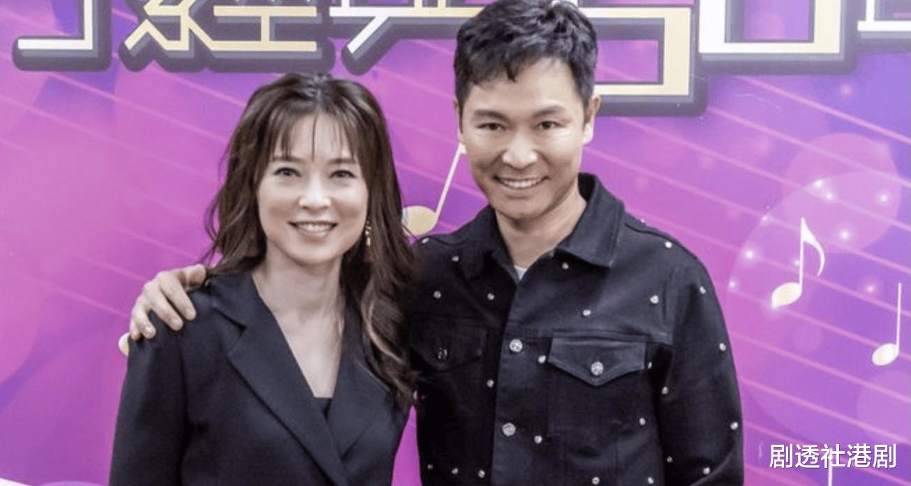 TVB视帝街头亲自派传单!路人认出却绕行,本人难掩尴尬表情