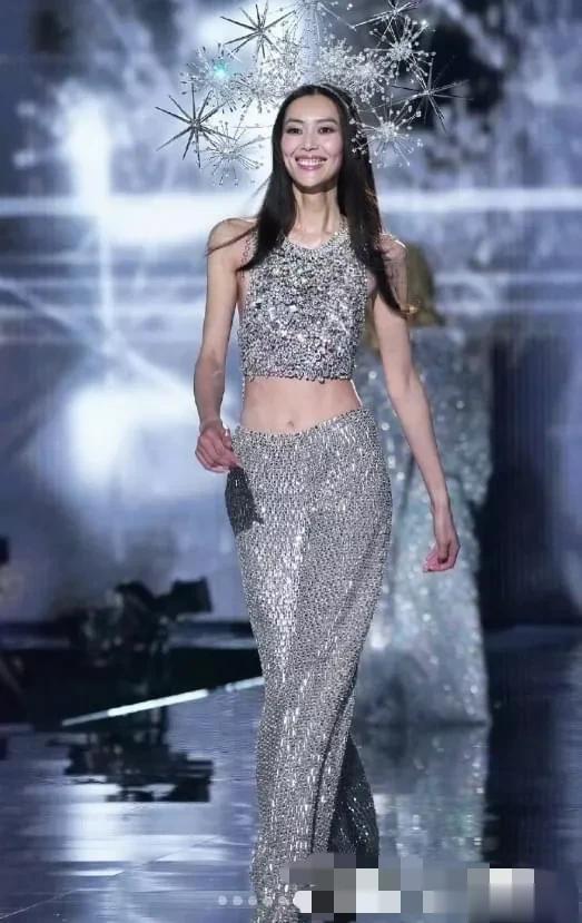 刘雯维密大秀双造型惊艳：红装魅惑与银装优雅各展风华