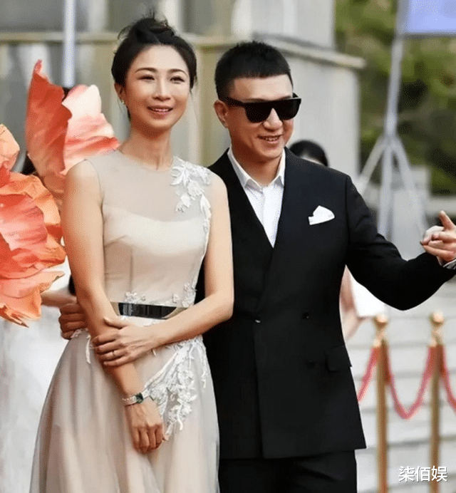 孙红雷一家度假，小15岁妻子背影人高马大，不用带娃惬意的玩手机