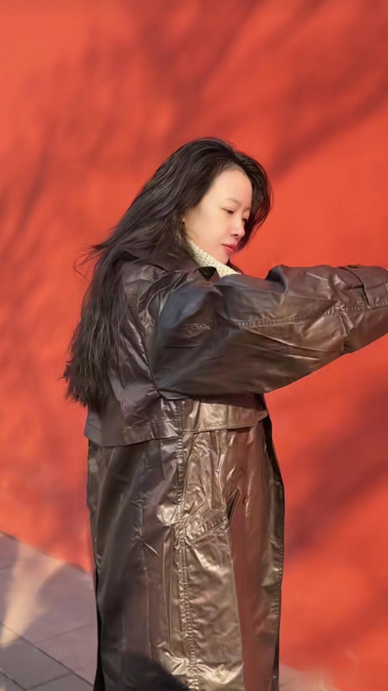 33岁李梦冬日穿搭：微卷发+皮大衣，复古又时髦，衣品太好了