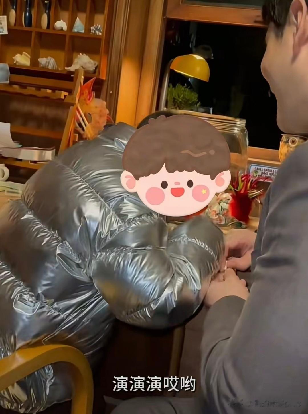 杨颖送8岁小海绵找爸爸,黄晓明亲儿子额头,父子一起练字超有爱