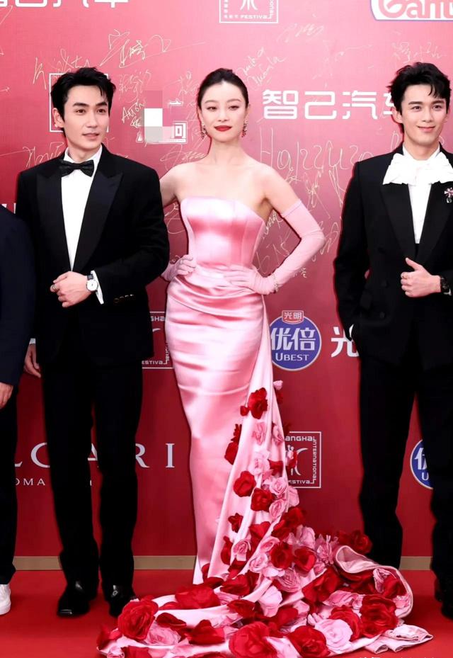 上海这一夜,被大方秀身材的刘亦菲惊艳,品牌高层都为她侧目