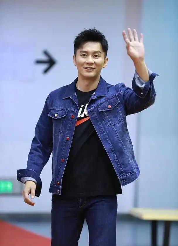 和范冰冰分手六年后!挤不进鹿晗合照的李晨,意外暴露了真实处境