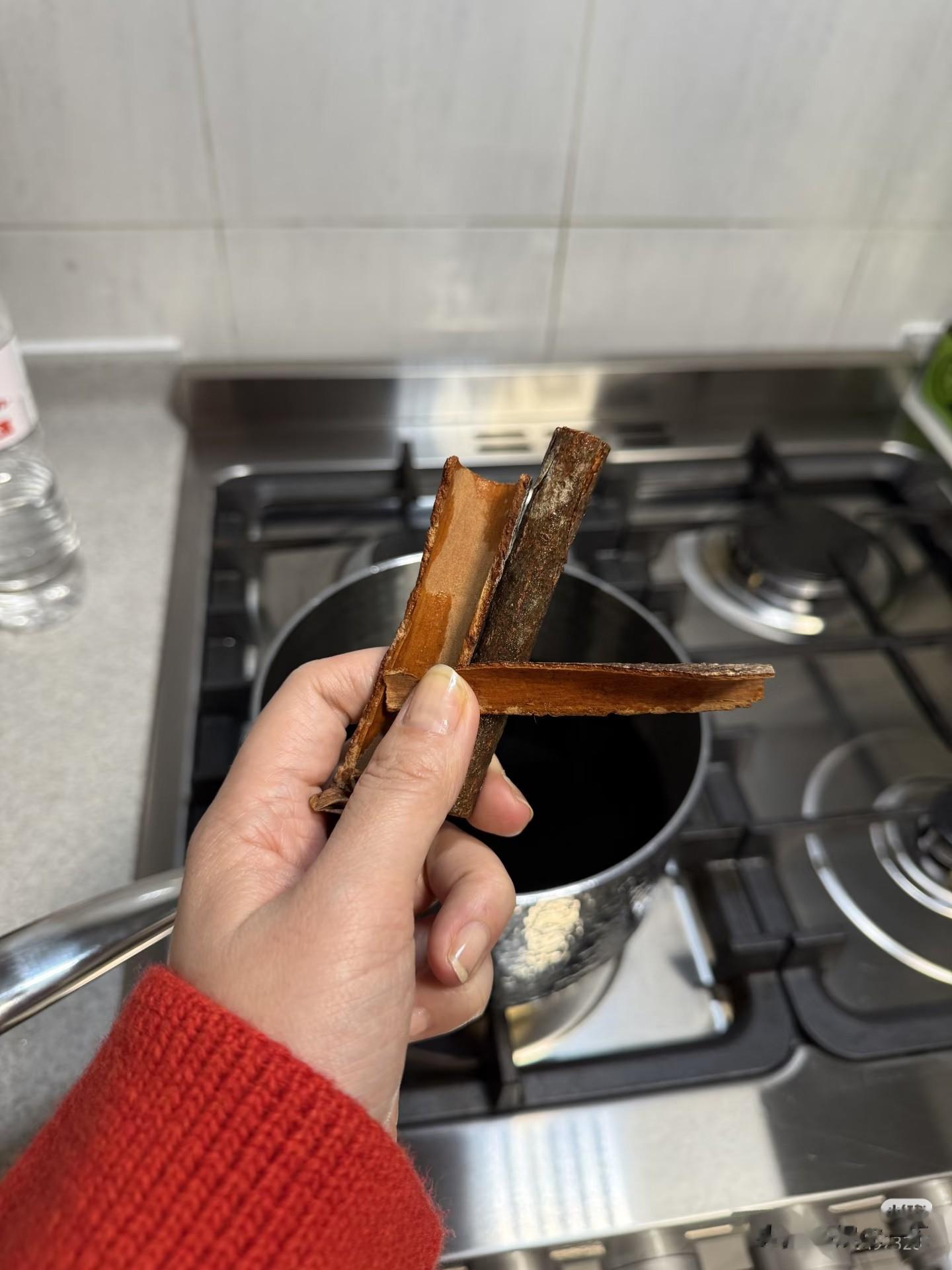 朱珠在家做饭过平安夜，食材全网购！很会过日子，女儿吃一盘牛排