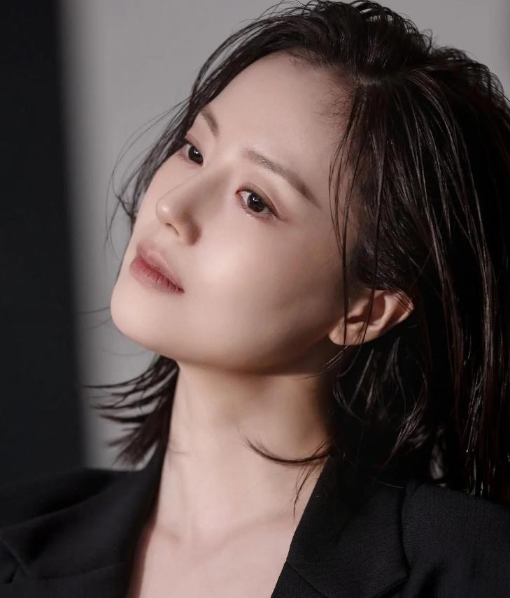 她是韩国真正的韩国“氧气美女” 长相温润漂亮，出道18年零绯闻