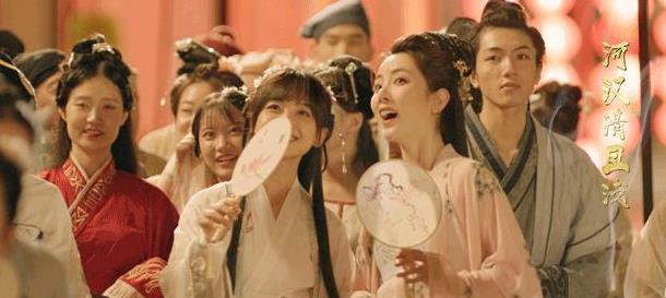 央视主播聚会被拍,小尼当众剔牙,王冰冰微微眯眼