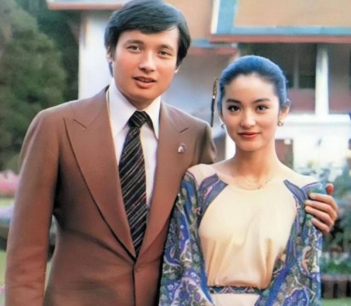 她终于从情伤中走出来了，曾经都和一线男星订婚了，后来又被抛弃