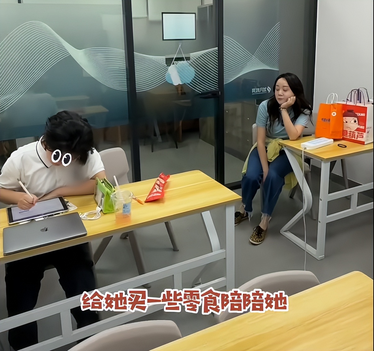 47岁女星王一楠接闺女放学，住豪宅却挤地铁，被人叫错名字好尴尬