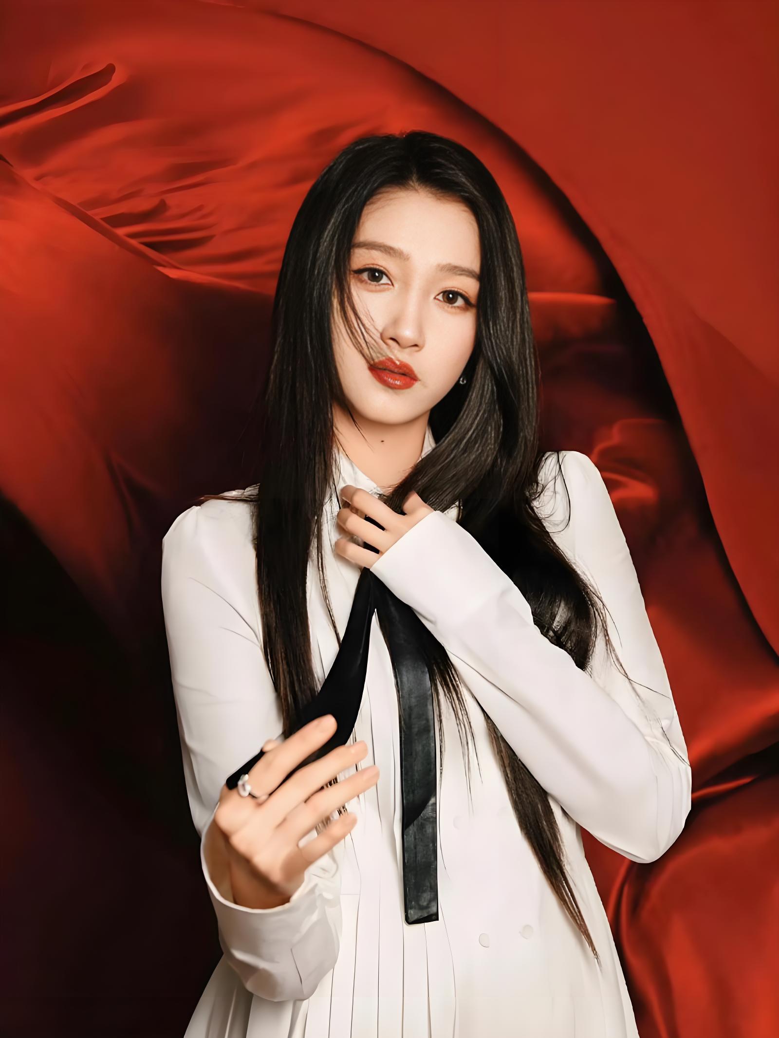 分手传闻仅7月，关晓彤高调官宣喜讯，全网恭喜，终于等到这一天