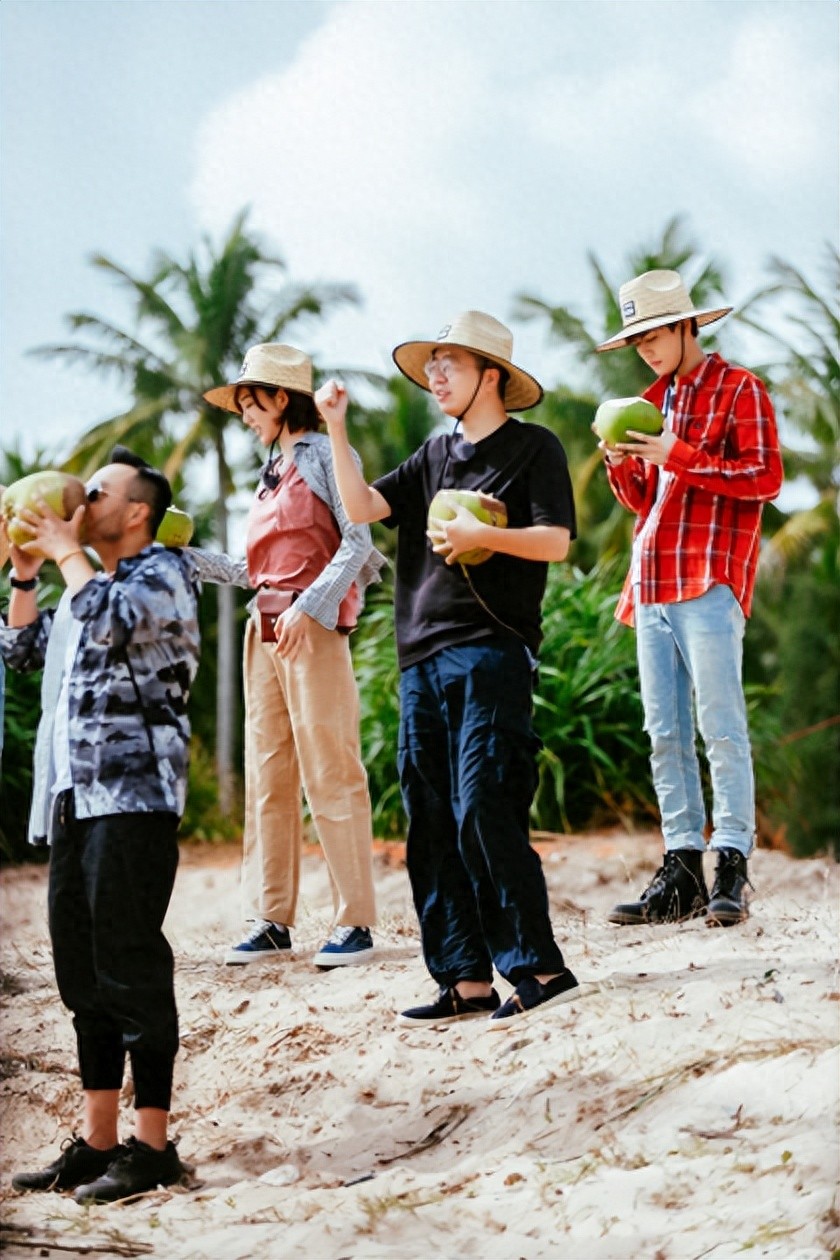被曝与北京某银行长隐婚多年，宋丹丹干女儿现状，证实杨紫没说错
