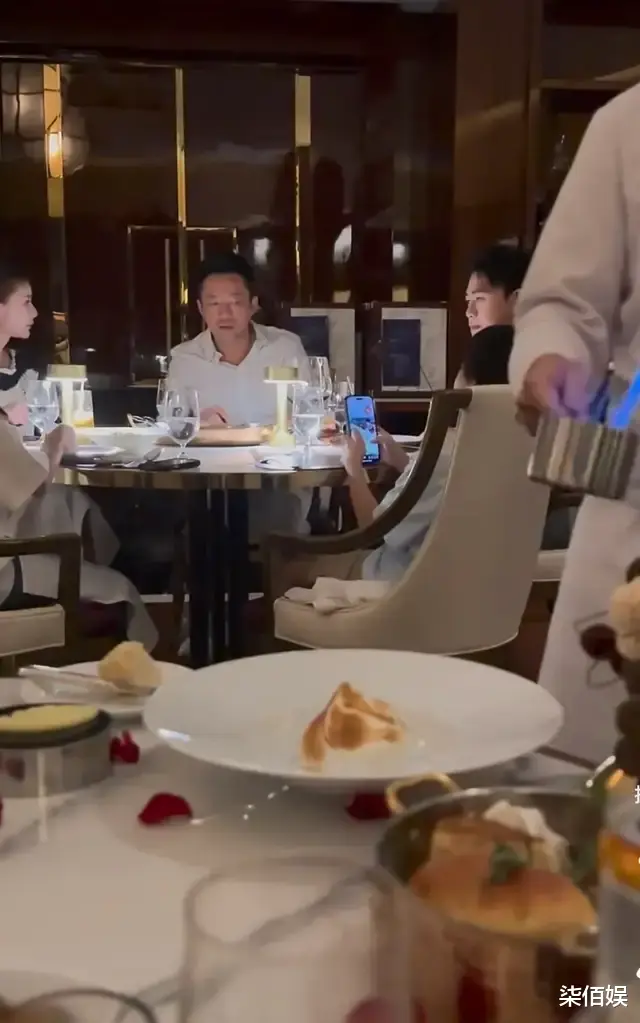 汪小菲一家聚餐,贴心给玥儿夹牛排,汪希箖不吃饭玩手机没姐姐乖