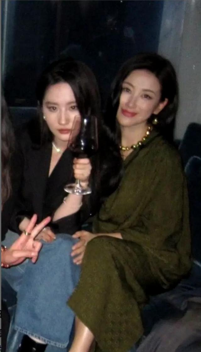 刘亦菲这身材完全输给朱珠啊!骨架比朱珠粗了一圈,更像生过娃的