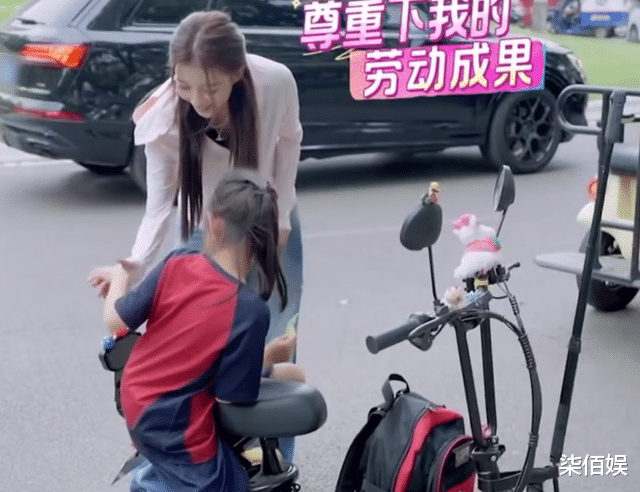 孙怡陪8岁女儿画画，大福书桌乱糟糟，墙上贴满日语和英语单词