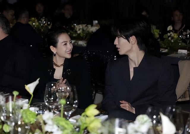上海晚宴暴露咖位:章子怡侧身让位,李沁手插兜,C位独一无二!