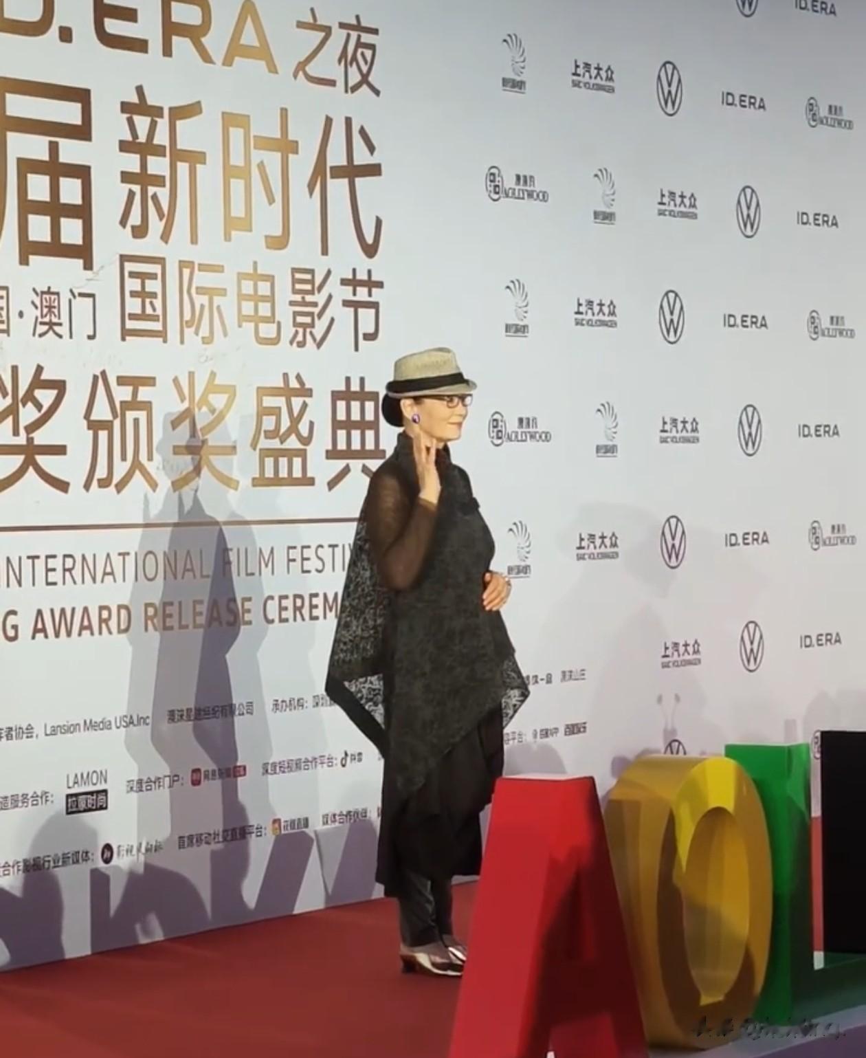 71岁潘虹红毯造型：礼帽+黑裙+马甲，气质太绝了，自带书卷气