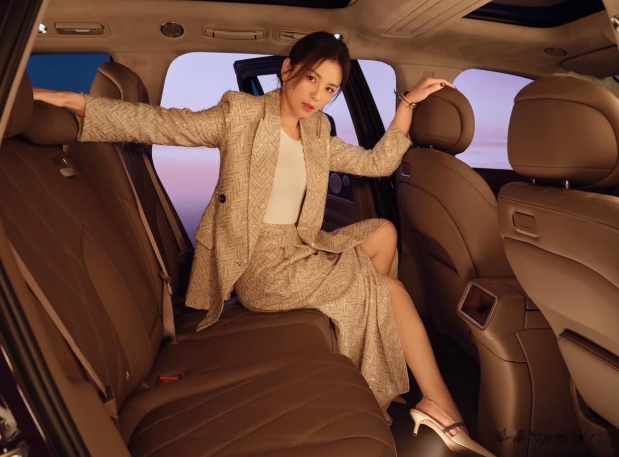 47岁刘涛最新穿搭:亮片西装外套+开叉裙,优雅干练,美得像27岁