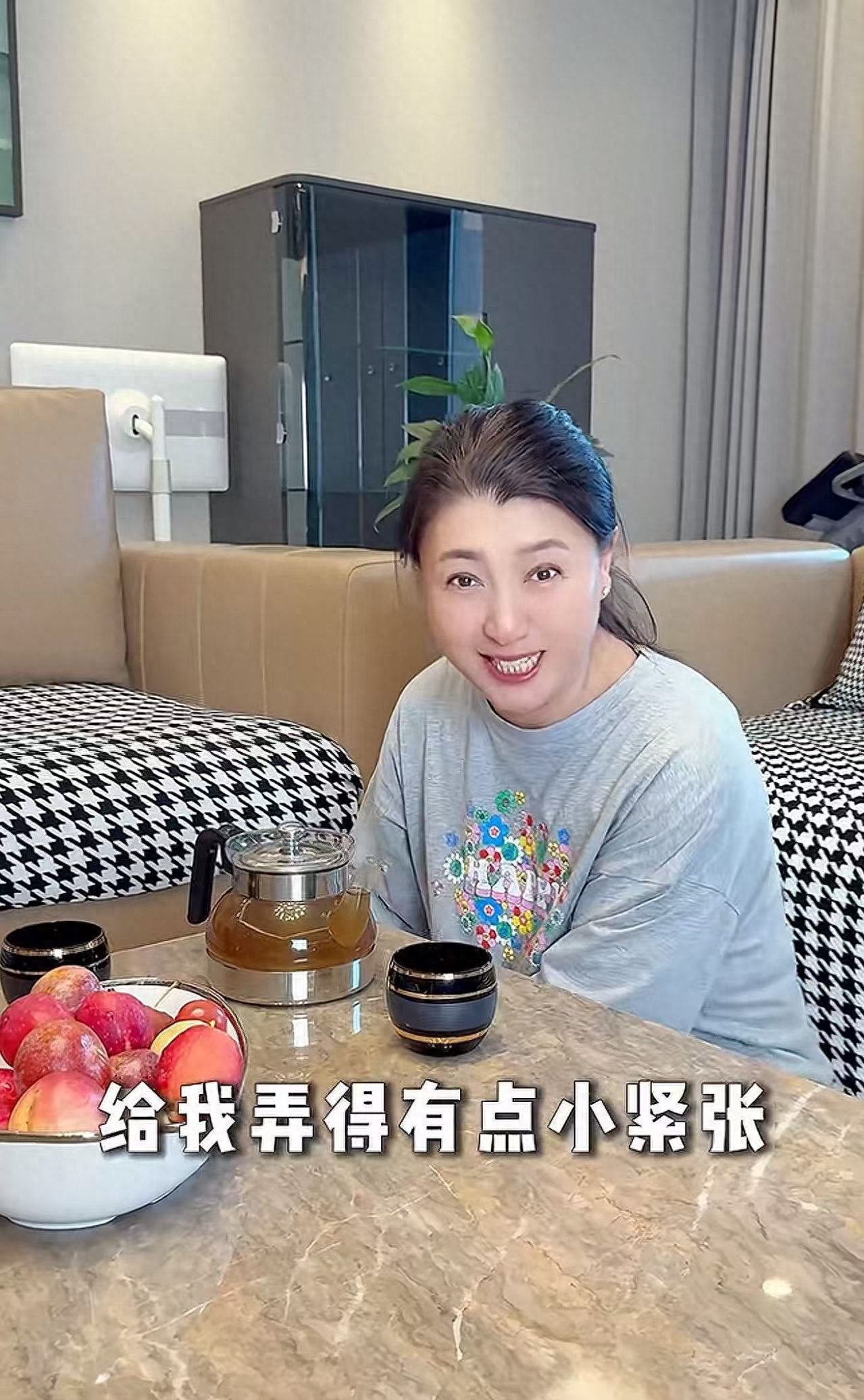 闫学晶全家搬三亚!豪宅内和儿子谈心,孙子很可爱儿媳漂亮像明星