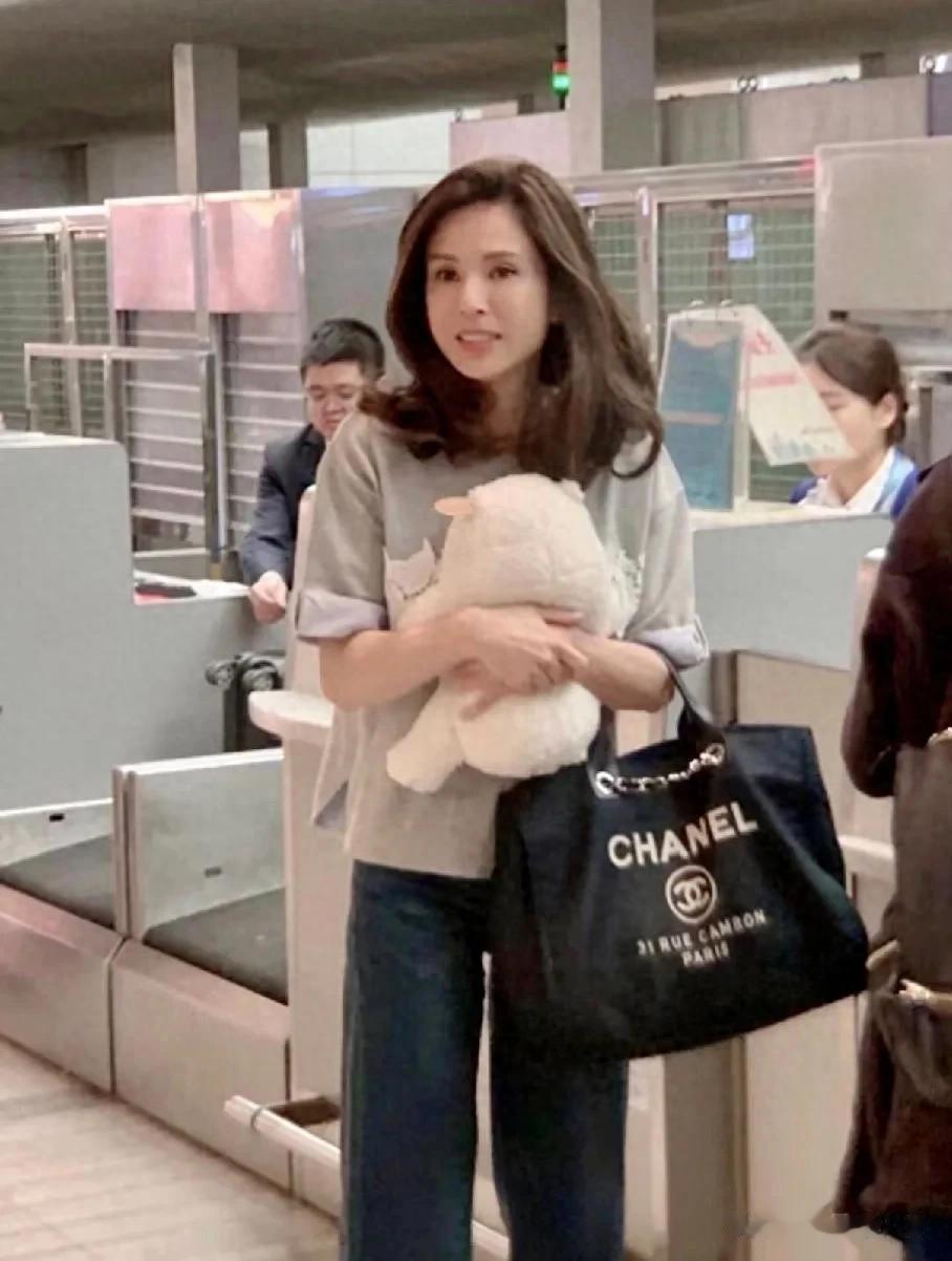 李若彤胖了真好看！肉肉的，真美！人年纪大了，还是要胖一点好看