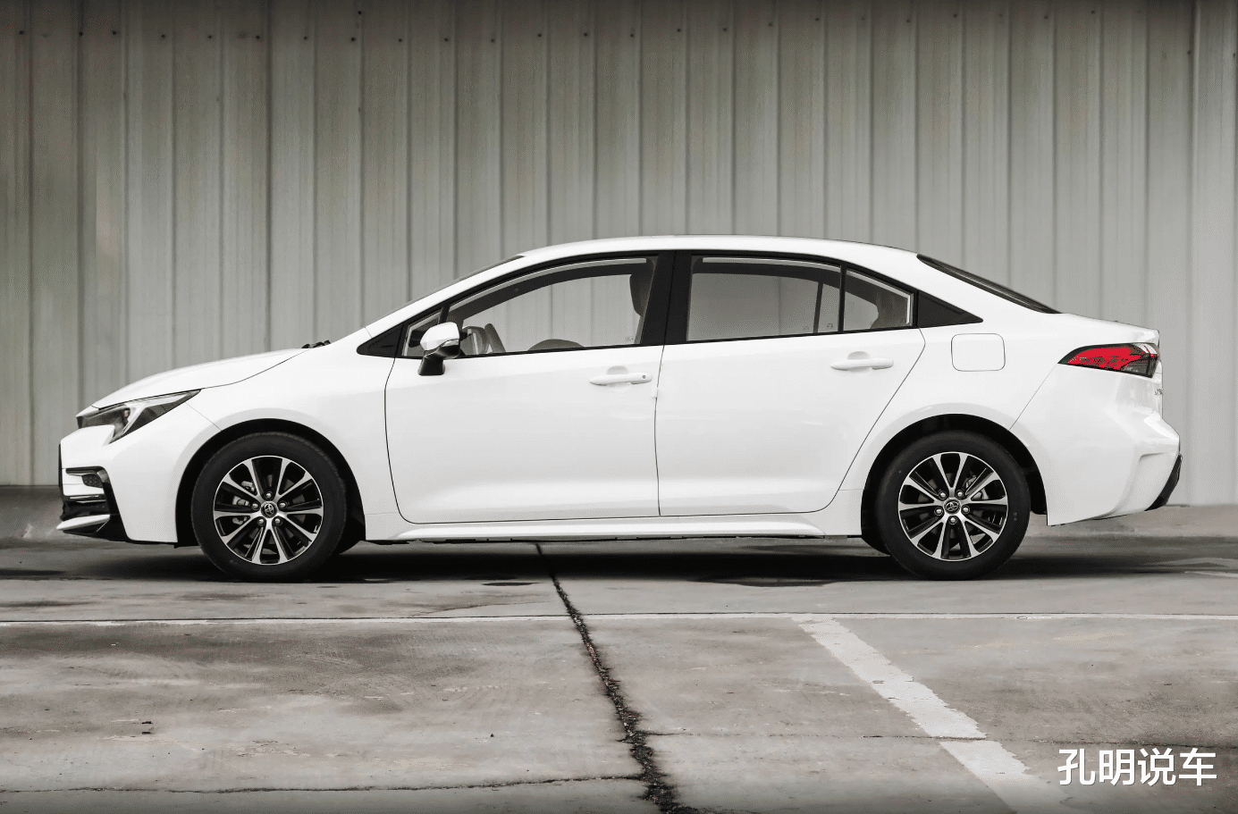 丰田雷凌L上市12.98万起，诚意不如兄弟卡罗拉，值不值？