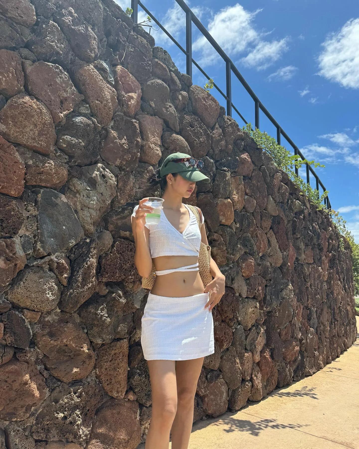 Lisa蹲地喂流浪猫，她瘦的肋骨清晰可见，她张开双臂拥抱夕阳很美