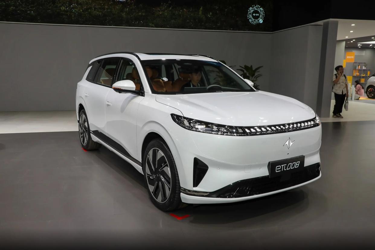 2025款东风奕派eπ008上市，19.36万起，对标零跑C16、唐EV