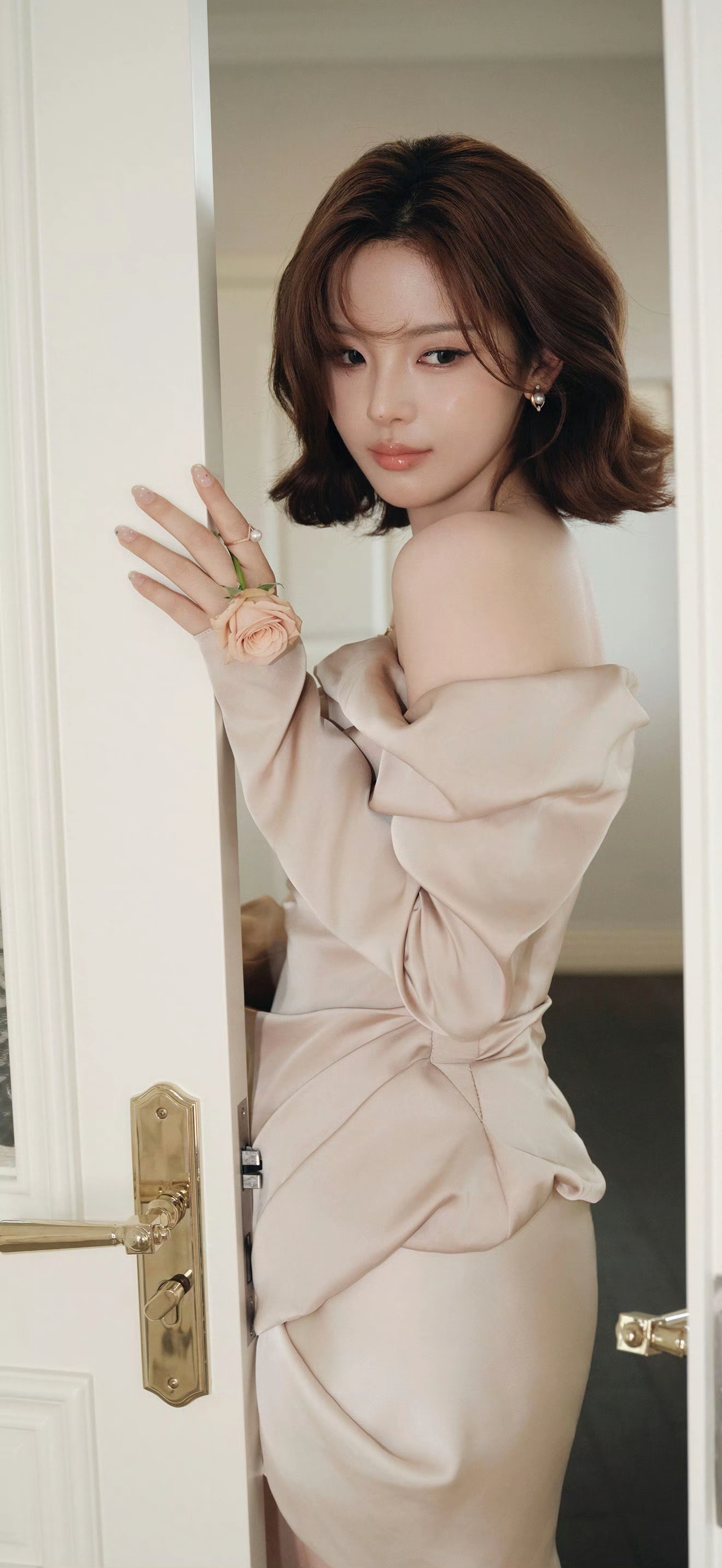 杨超越短发露肩裙搭配透明高跟鞋,绝美惊艳气质出众