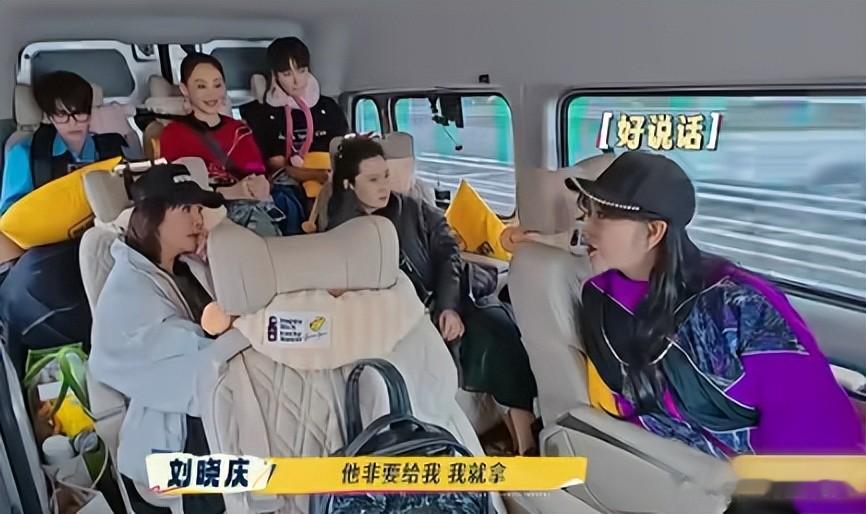 搜狐盛典：彭小苒弓背缩头，袁姗姗膀大腰圆，短剧女演员瘦成纸片