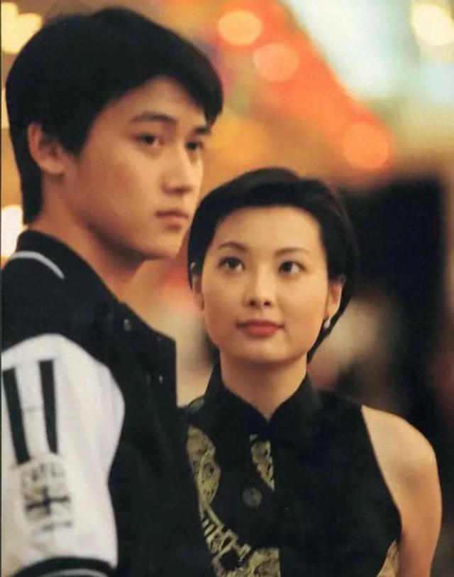 53岁袁立地中海游泳,她又美又自由,频繁更新动态但表示不会带货