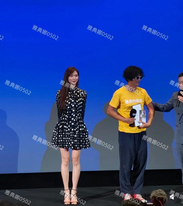 林志玲来西宁了她虽然个子高但身材一般，脸更像充了气一样直反光