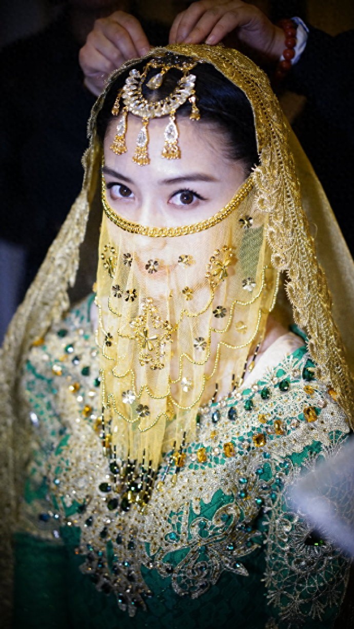 Angelababy金色高定造型回顾