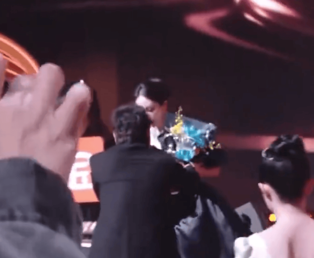 杨幂沈腾扶不扶名场面圆梦！腾哥冲刺搀扶，多年梗终圆满