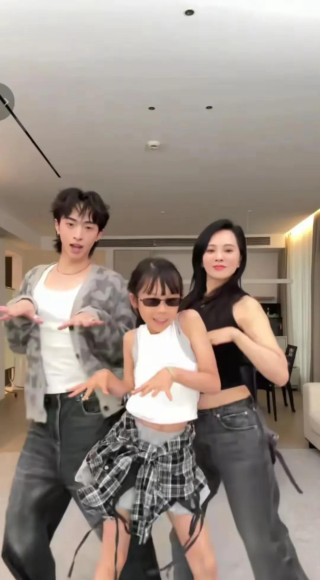 伊能静儿子晒母亲节照，女儿米粒和爸爸秦昊长得真是一模一样