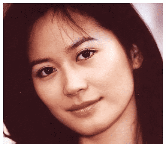 演员俞飞鸿:不结婚不生子,和窦文涛相伴20年,53岁活成“少女”