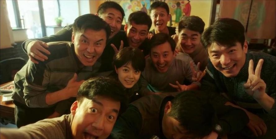 一身油腻，满脸冻肉，却非要演美艳卖酒女，网友：真不害臊吗？