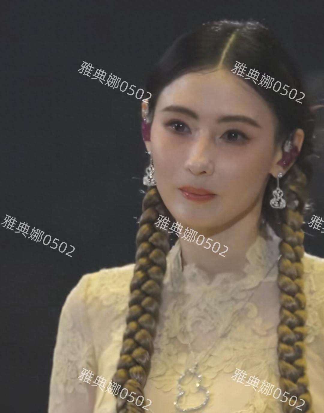 张柏芝昨晚亮相红馆 ,两条麻花辫造型让人梦回柳飘飘45岁还那么美