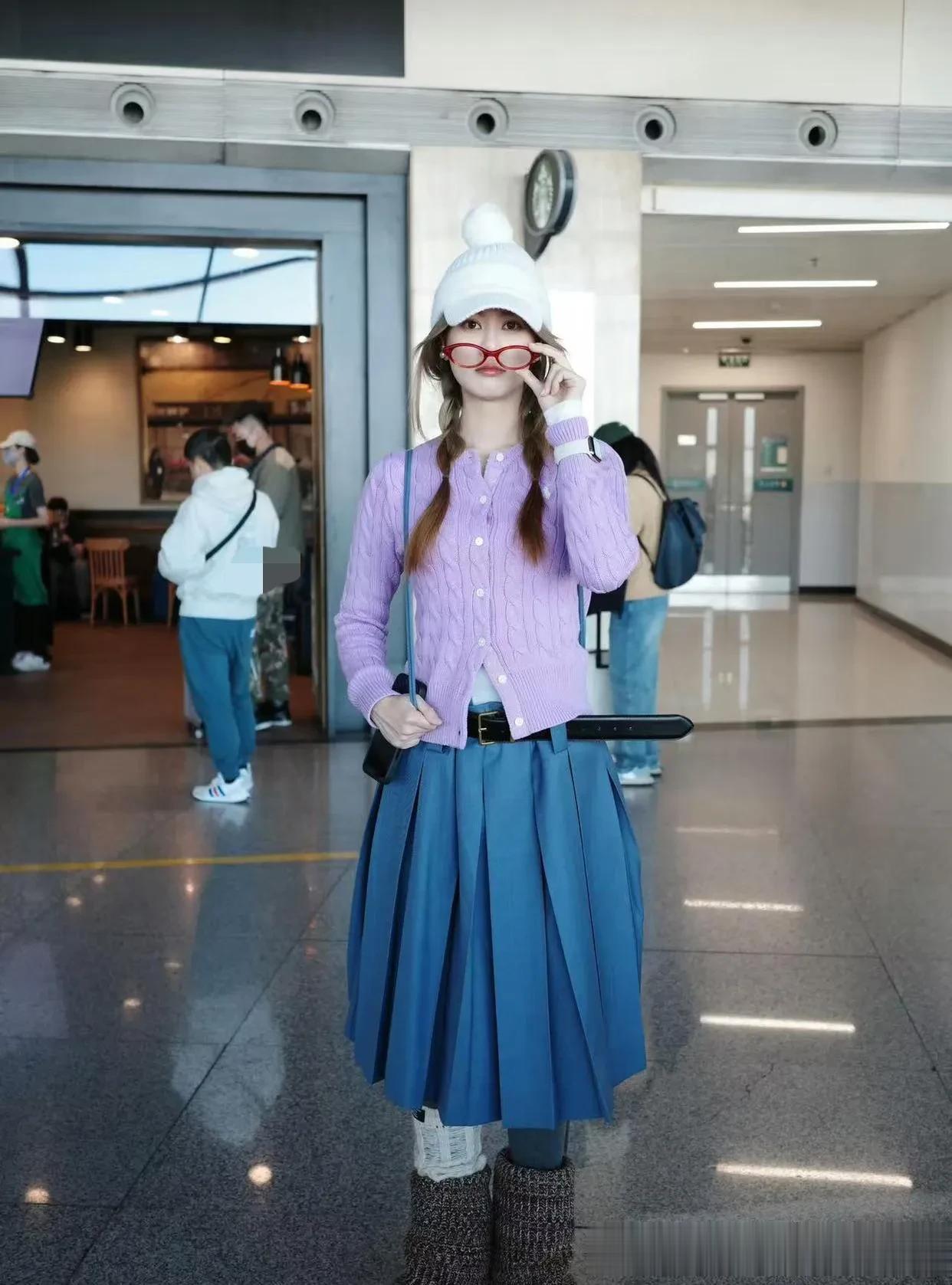 赵昭仪机场私服真会穿！香芋紫针织衫+百褶裙+厚底靴，时髦又减龄