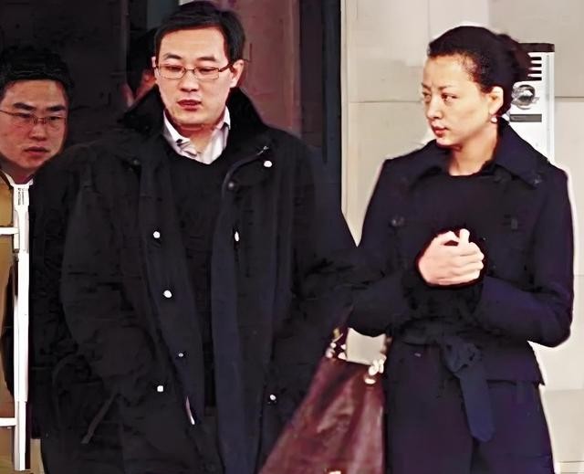 丈夫生意破产,儿子回国读书,51岁董卿再次亮相,婚姻成谜惹猜测