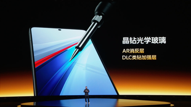 不出意外，即將登場的這頂配直屏，又是對著小米來的