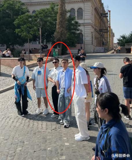 54岁孙红雷西班牙被偶遇,脸垮皮松身材消瘦,穿红色吊裆裤超抢眼