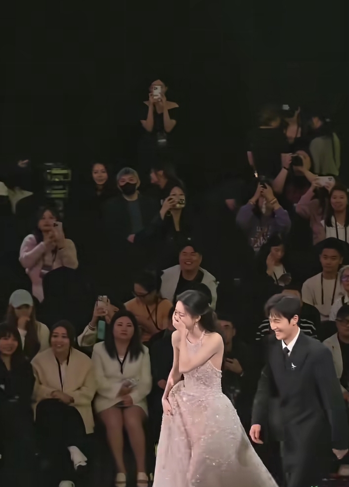 星光大赏意外不断！孟子义摔倒后与白鹿大笑，网友笑疯啦！