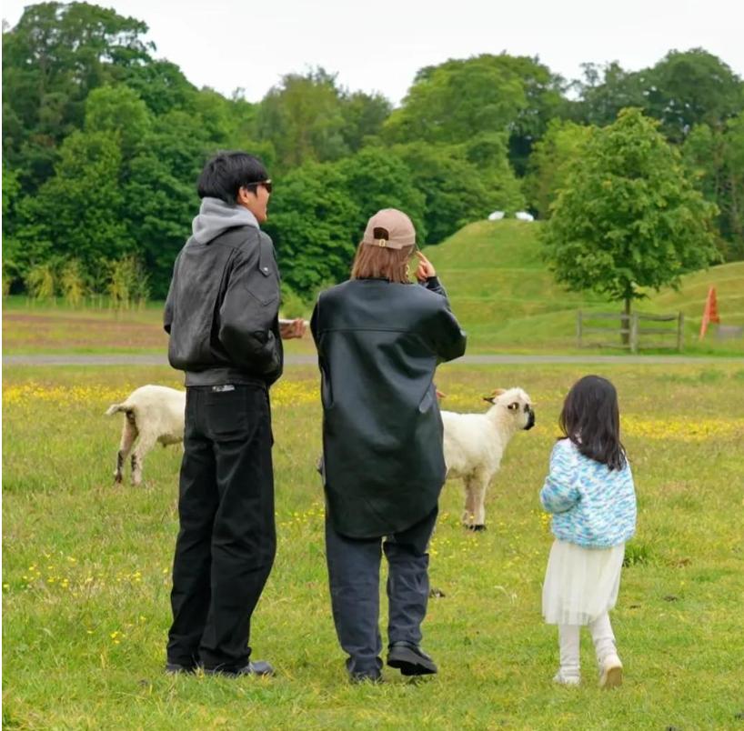 她是甜妹天花板，和丈夫结婚多年仍是热恋期，一家三口甜蜜满溢