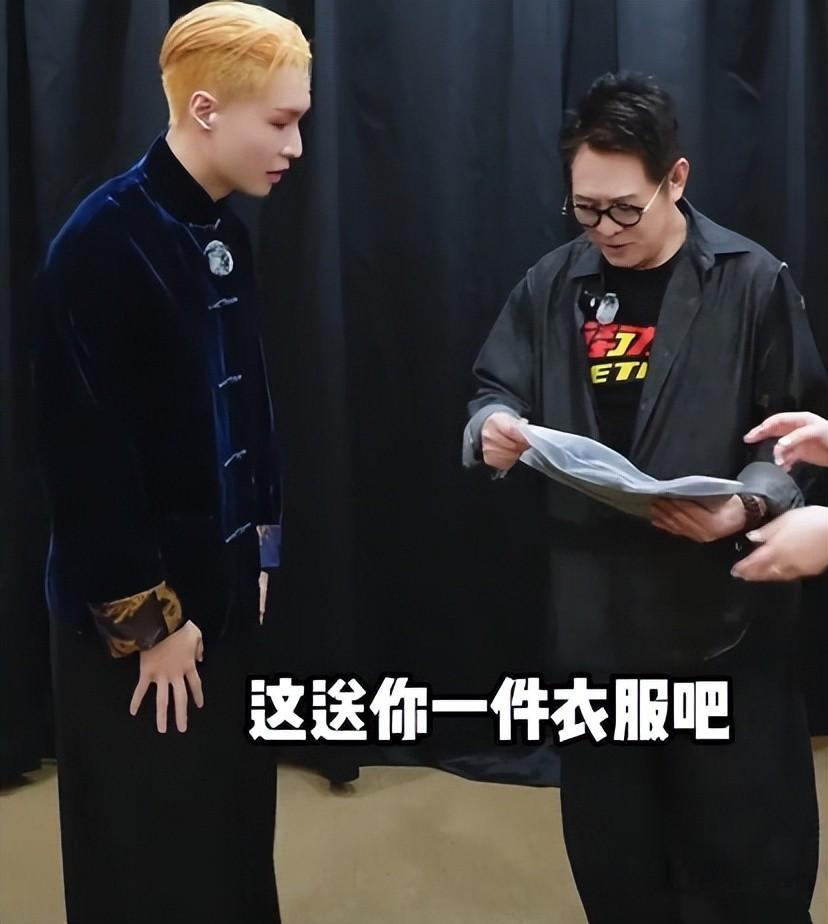 机关算尽太聪明？和李连杰结婚26年的利智，一张照片暴露两人感情