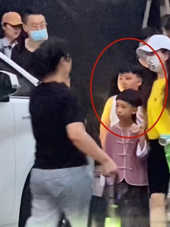 郭汾阳和社会朋友合影，气场全开，小时候可爱，长大后初现霸总范